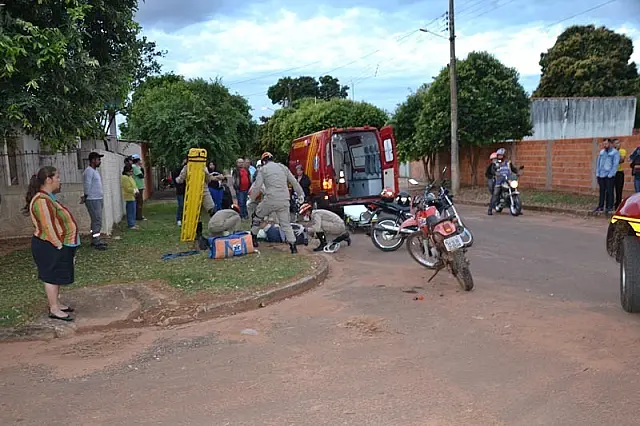 Acidente com moto pilotada por adolescente deixa idoso gravemente ferido