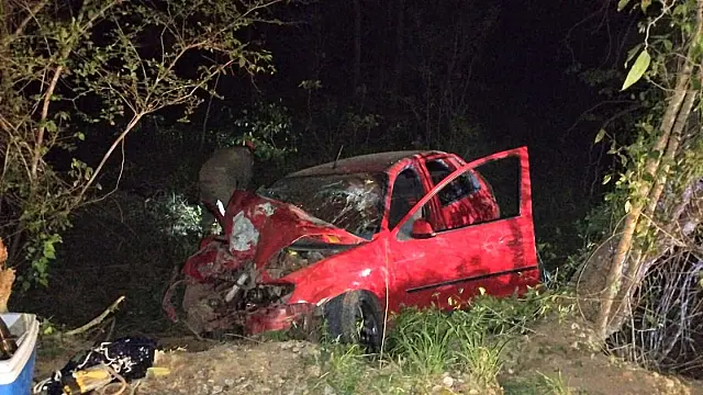 Morre passageira de carro que bateu em árvore na estrada de Codrasa