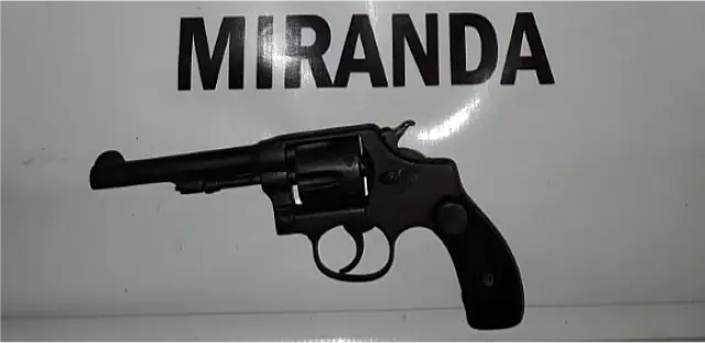 Homem é preso pela PM em Miranda com arma em conveniência