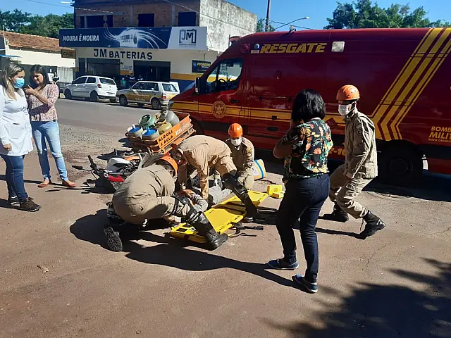 Acidente entre carro e moto deixa jovem ferido em Corumbá