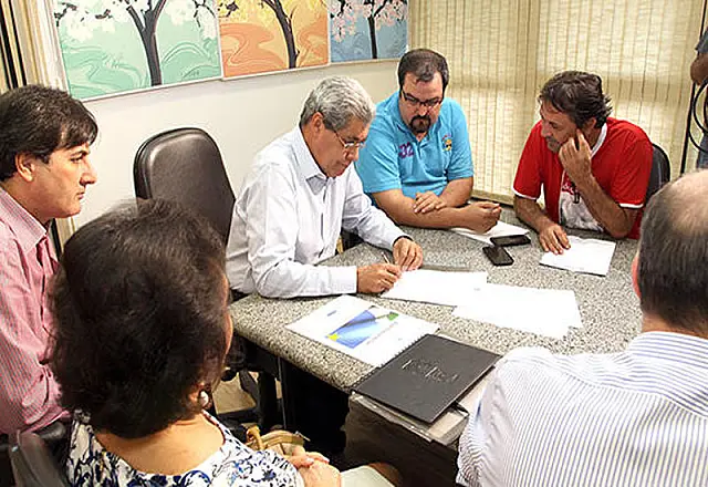 Governador assina decreto que amplia valores de produtividade para servidores do HRMS