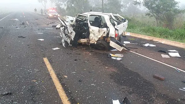 Acidente entre Celta e Uno deixa pelo menos cinco mortos na BR-060