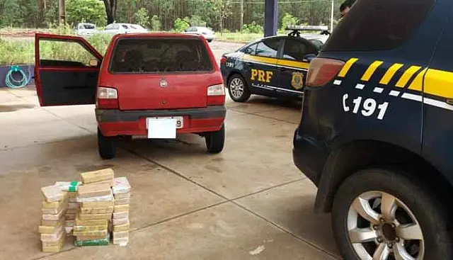 Casal é preso com mais de 48 quilos de cocaína escondida embaixo de banco traseiro de carro