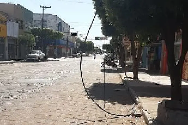 Caminhão de grande porte rompe fios no centro de Aquidauana