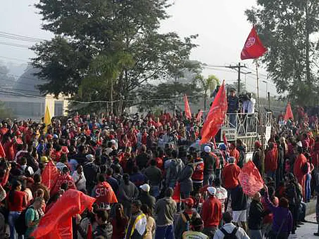 A 28 dias para a Copa do Mundo, movimentos vão às ruas protestar contra o evento