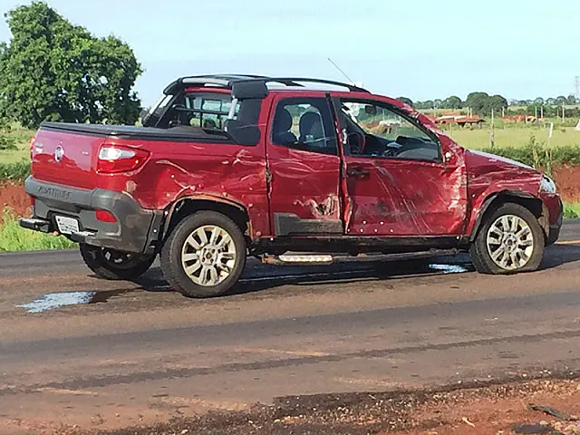 Fiat/Strada fica destruído em colisão com carreta
