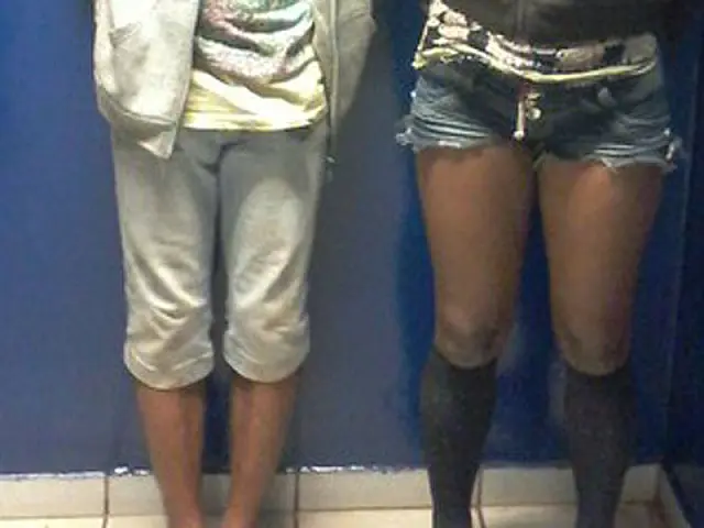 Após ouvirem gemidos, guardas flagram casal fazendo sexo em local público