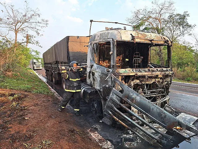 Carreta com derivado de petróleo pega fogo na BR-262; veja o vídeo