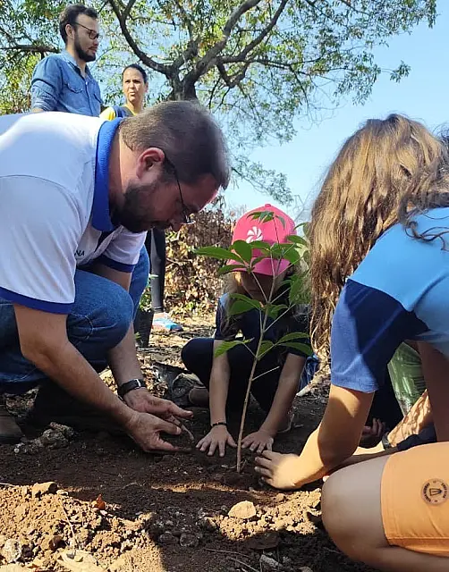 Alunos de Terenos participam de ação de educação ambiental com plantio de mudas