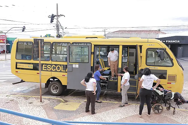 Prefeitura de Anastácio entrega novo ônibus escolar para a Pestalozzi