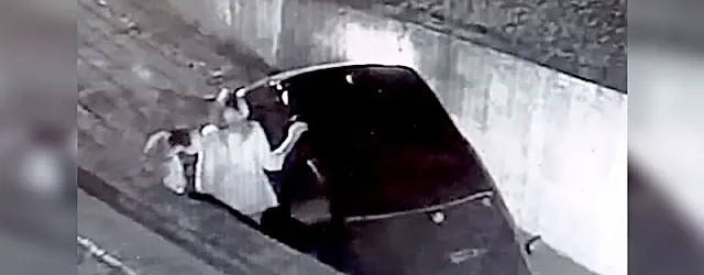 Após 24 horas do acidente, carro que invadiu pátio do INSS continua no local