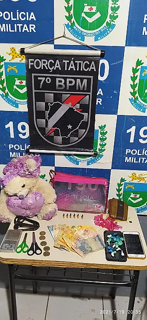 PM prende três pessoas em flagrante por tráfico de droga