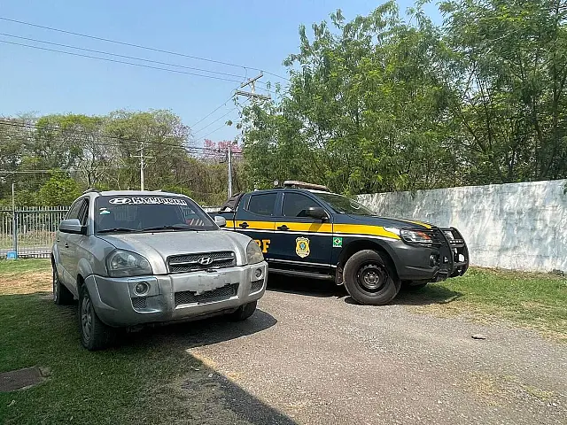 PRF prende mulher que estava com veículo roubado em Corumbá