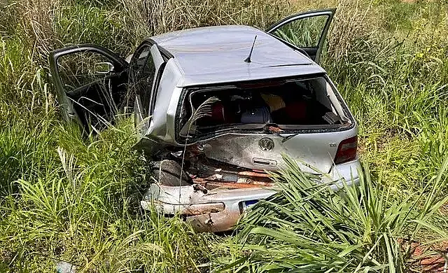 Motorista perde controle e invade matagal na BR-376 após acidente