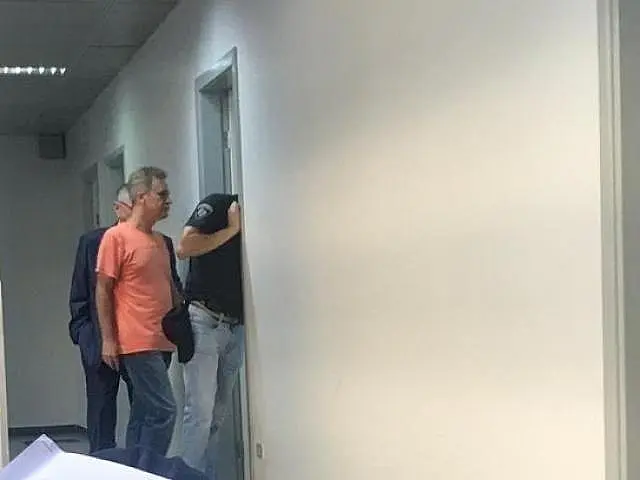 Delegado vira réu em caso de furto de droga e advogada sai com tornozeleira