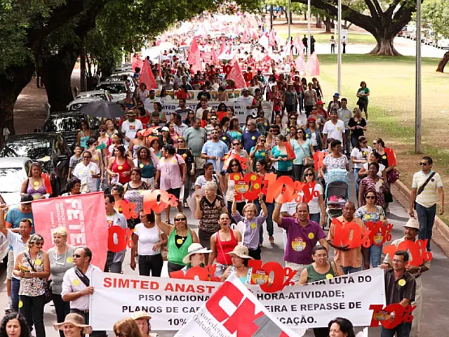 MS: passeata reúne mais de 15 mil trabalhadores em Educação