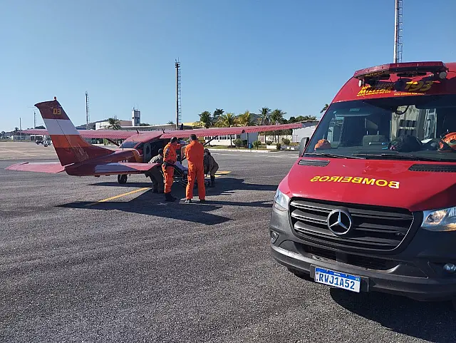 Bombeiros usam aeronave para socorrer vítima de queda no Pantanal