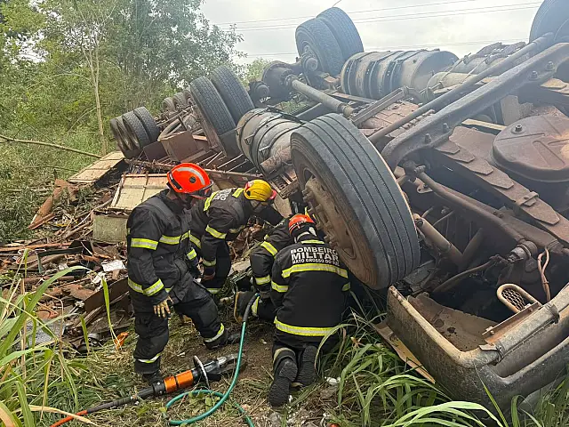 Motorista de 49 anos morre após carreta carregada com sucata tombar em Corumbá
