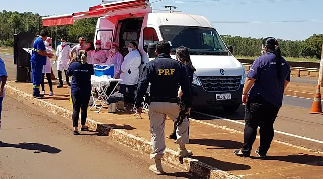 Caminhoneiros são imunizados contra gripe em postos da PRF em Mato Grosso do Sul