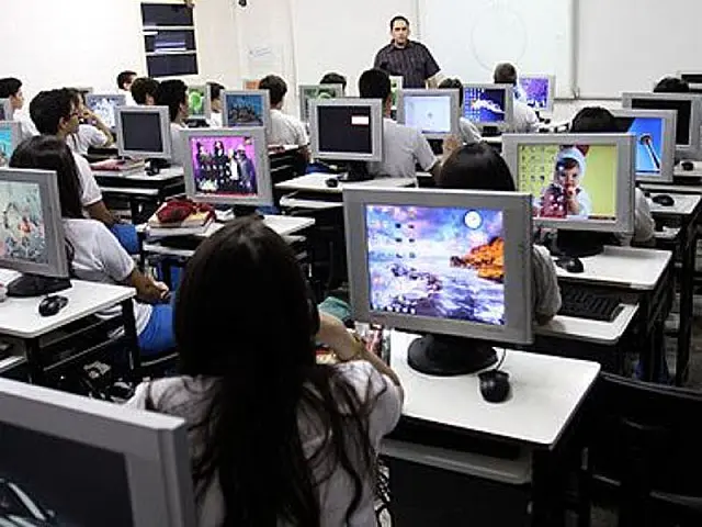 Computador está fora da sala de aula na maioria das escolas públicas