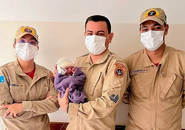 Bombeiros são acionados em rodovia e bebê nasce dentro de carro em MS