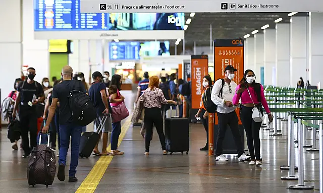 Saiba como autorizar viagem de menores sem precisar ir a cartório