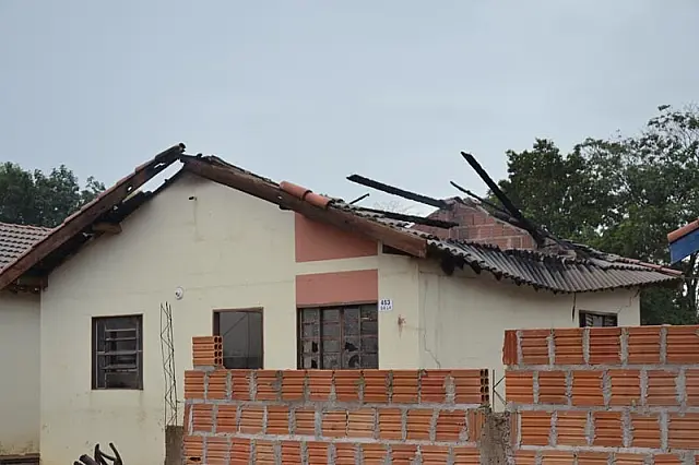 Casa incendiada é de funcionária de fazenda que passava a semana fora