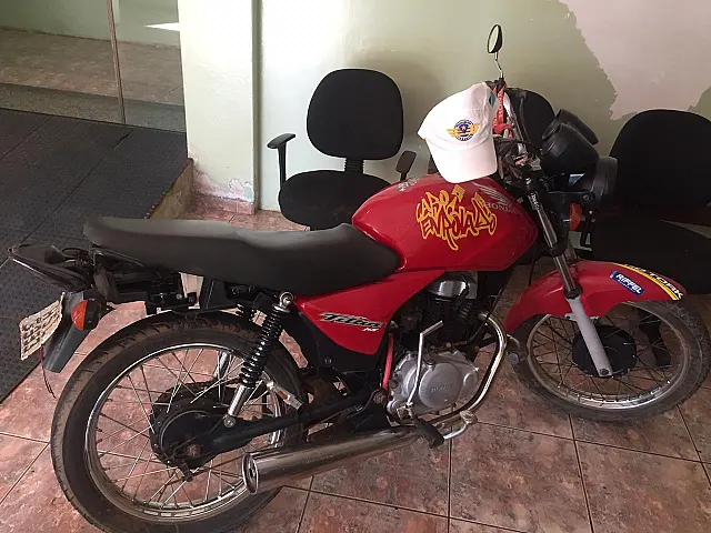 Depois de fugir de fiscalização, homem que não tem habilitação é preso com motocicleta irregular