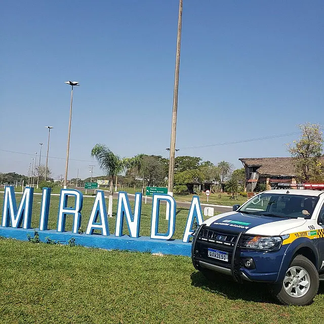 Passageira de caminhonete se abaixa ao ver PM e acaba presa como foragida em Miranda