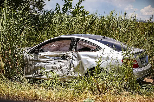 Após matar motociclista, colombiano abandona Mercedes no mato