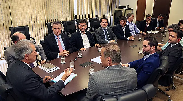 Governo convoca reunião e JBS anuncia retomada dos abates