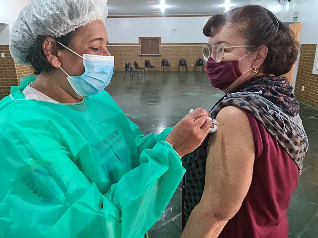 Profissionais da educação de Aquidauana estão sendo vacinados contra a Covid-19