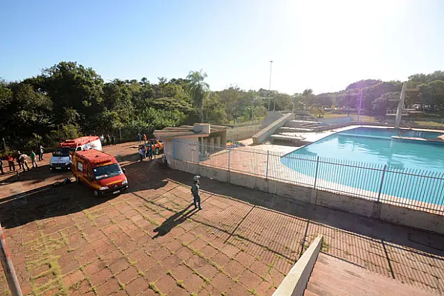 Durante trabalho, funcionário cai em piscina de universidade e morre