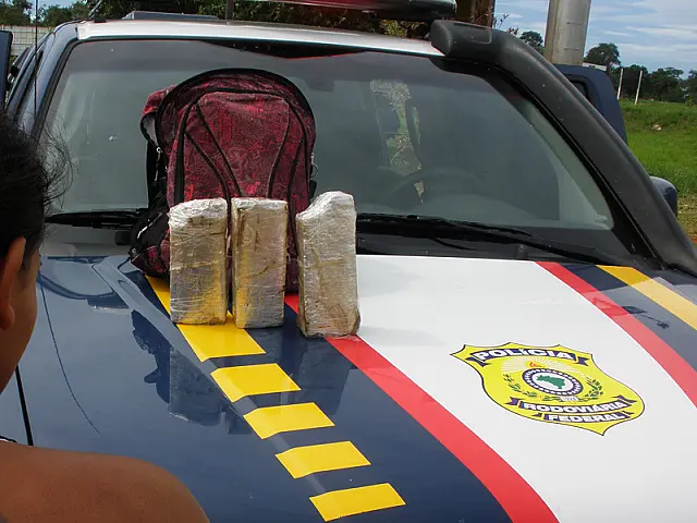Adolescente é flagrada com droga em ônibus