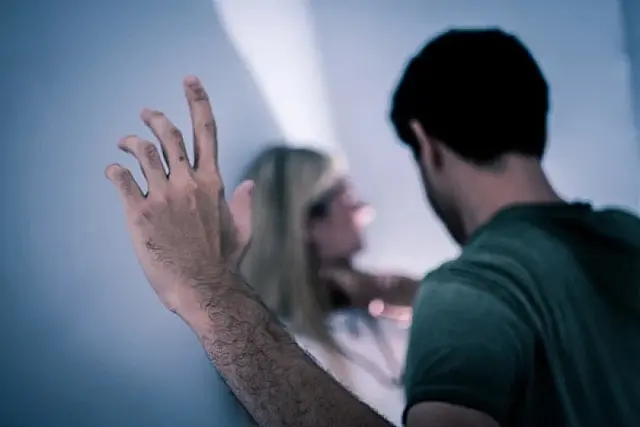 Mulher é agredida pelo marido após receber ligação do trabalho