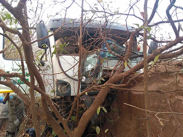 Caminhão bate em pedra e deixa mulher presa nas ferragens em Aquidauana