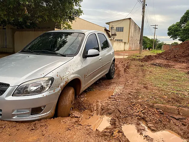 Carros continuam atolando na Rua Assis Ribeiro
