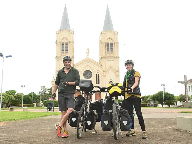 Adepto do cicloturismo, casal francês conhece as belezas de Aquidauana