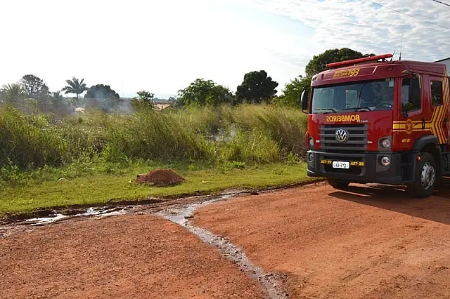 Corpo de Bombeiros contém incêndio que ameaçava depósito de madeira