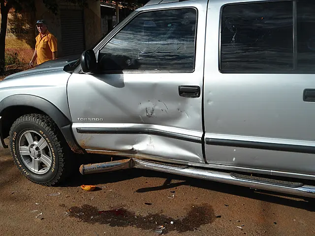 Acidente entre caminhonete e moto deixa vítima inconsciente