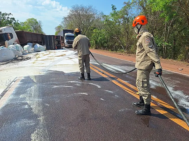 BR-262 é liberada após acidente com caminhão carregado em Miranda