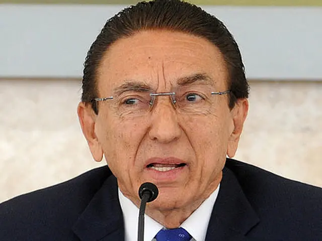 Tarifa de energia pode cair pouco mais de 10%, diz Lobão
