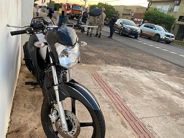 Acidente entre carro e moto deixa motociclista ferido em Aquidauana