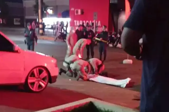 Jovem é morto a tiros em frente a conveniência