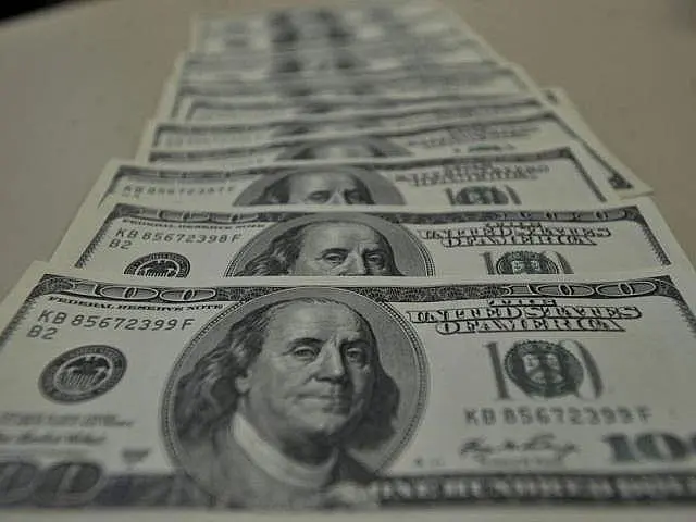 Dólar fecha em queda de 0,76%, cotado a R$ 3,95 para venda