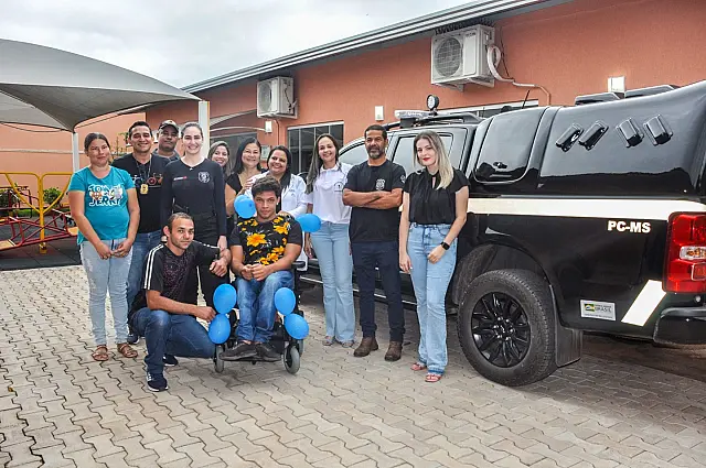 Paciente recebe nova cadeira de rodas após policial notar carência