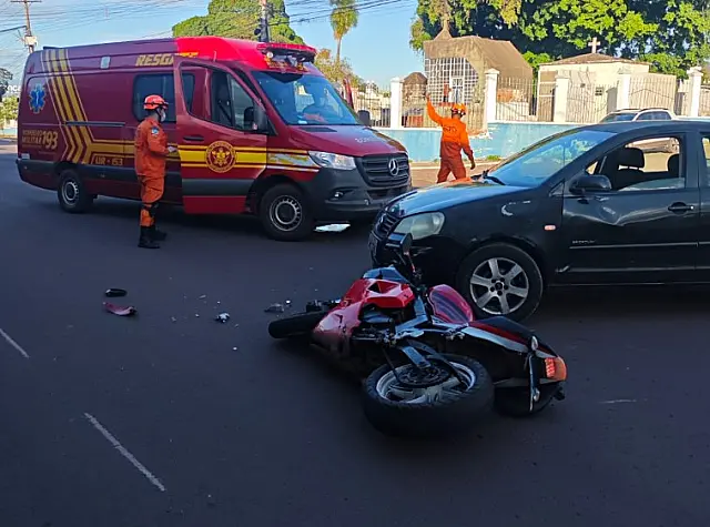 Motociclista fica ferido após colisão com carro em Corumbá