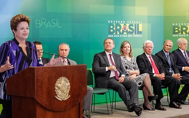 Dilma dá posse a três novos ministros e defende 'coalizão'