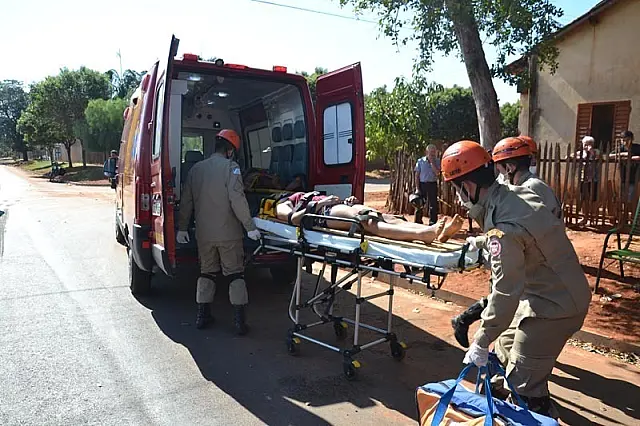Jovens ficam feridas depois de baterem moto em caminhão parado na Antônio Campelo