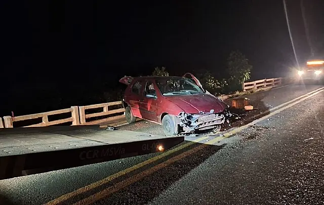 Mulher é arremessada de carro e morre após acidente em Rio Brilhante